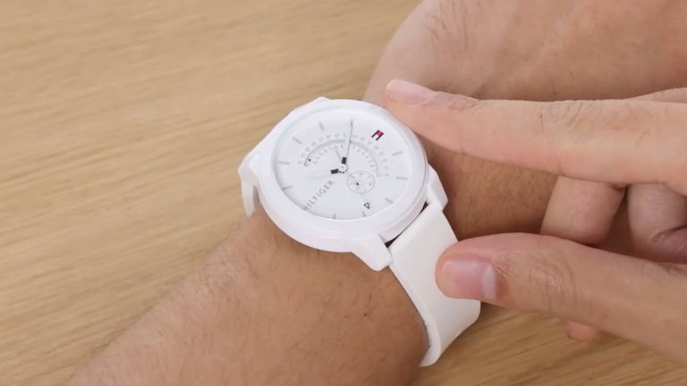 Precioso reloj Tommy Hilfiger tirado de precio: esfera blanca, resistente al agua y un precio bajísimo