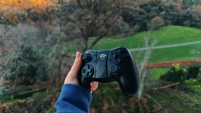 El mando que necesitas sin gastar una fortuna: Trust GXT 590 Bosi con 13 botones y vibración incluida