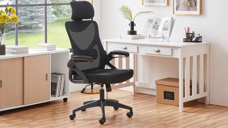 Si pasas horas sentado, esta silla con soporte lumbar ajustable y reposabrazos abatibles va a cambiar tu manera de trabajar