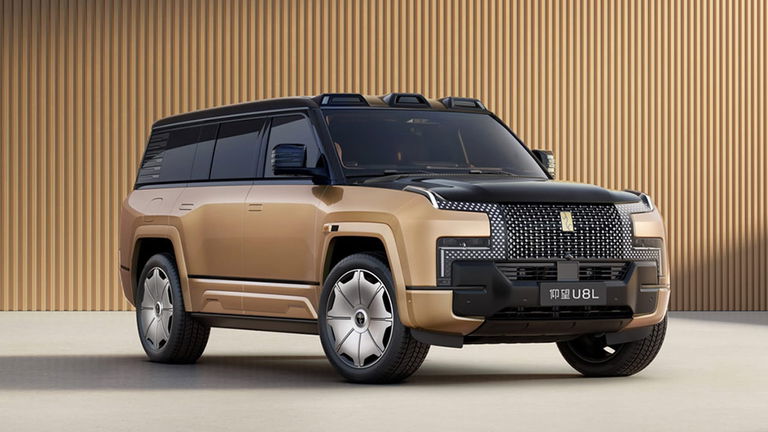 BYD demuestra la resistencia de su todoterreno más lujoso intentando aplastarlo con un árbol de 2 toneladas