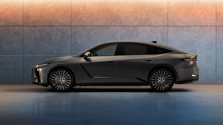 El rey de los híbridos se enchufa por primera vez: Lexus abre las reservas del nuevo ES con versiones 100% eléctricas