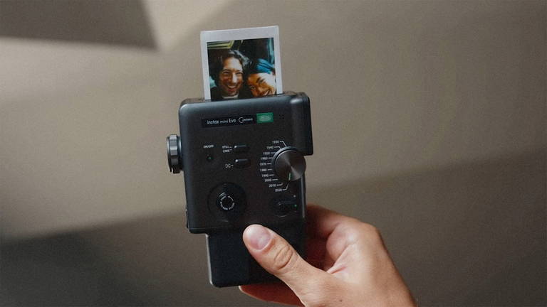 Adiós a los filtros de Instagram: esta cámara tiene una rueda mecánica para que tus vídeos parezcan de los años 30 o de los 80