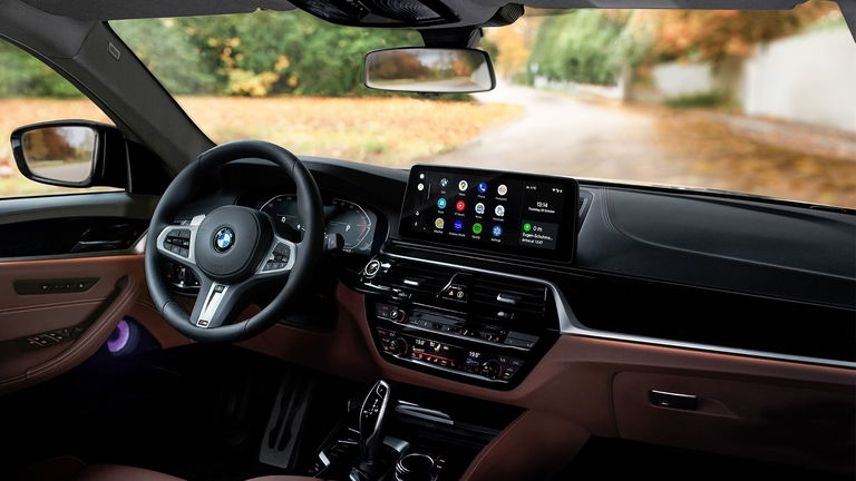 Mientras Gemini llega gradualmente a Android Auto, los usuarios se desesperan con el uso del Asistente de Google