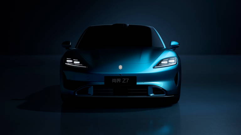 Parece un Porsche Taycan, pero cuesta menos de 30.000 euros y lleva cerebro de HUAWEI