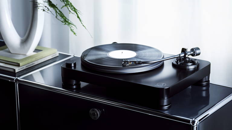 Audio-Technica presenta el AT-LP7X, un giradiscos de gama media para oyentes exigentes