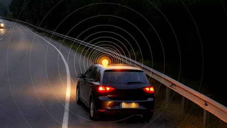 Ahórrate 80 euros de multa eligiendo la baliza V16 correcta (y muy barata): homologada con conexión DGT 3.0