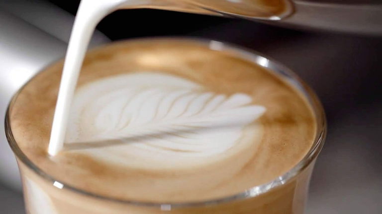 Esta cafetera automática con molinillo integrado tiene la mejor oferta del momento para los cafeteros exigentes