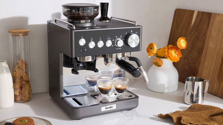 La cafetera espresso más completa de Breville, con molinillo de café y espumador de leche, nunca había estado tan barata