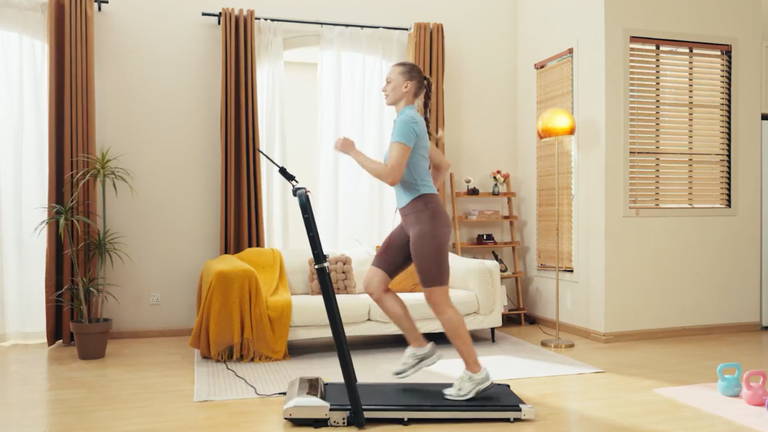 Vuelve a tu rutina y activa tu cuerpo este año con la Cinta de Correr Plegable, 115 cm : modos ajustables, hasta 12 km/h y 3 niveles de inclinación