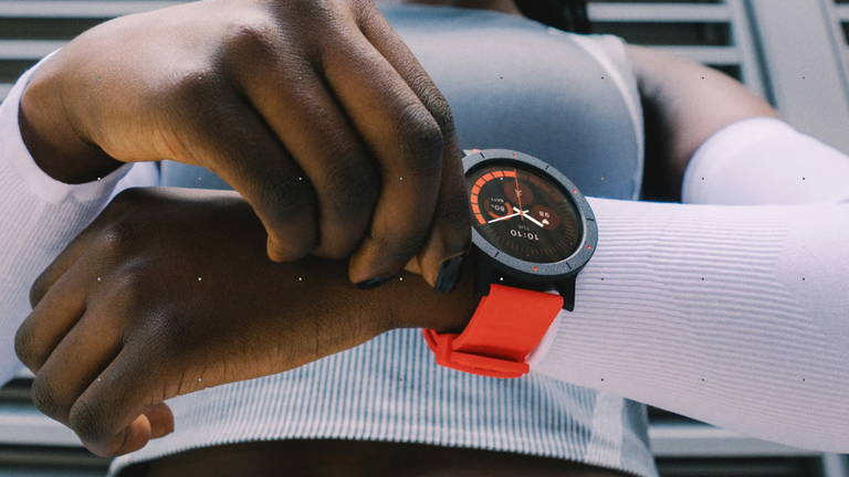 Pantalla AMOLED, GPS de doble banda y hasta 13 días de batería en un smartwatch por poco más de 50 euros