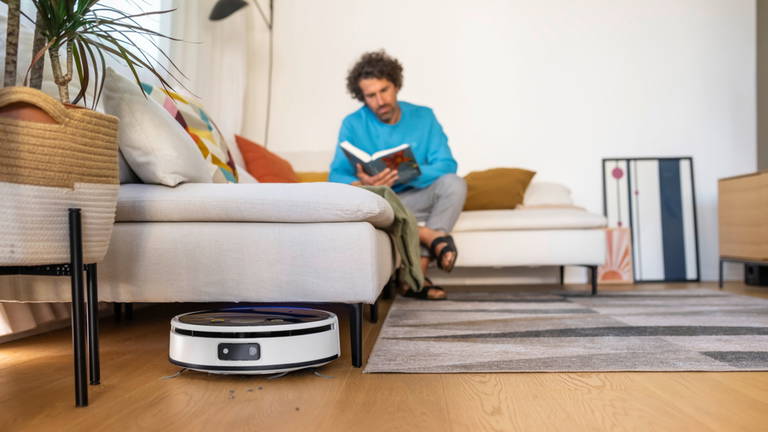 Menos potencia de succión, pero mejor fregado: la estrategia de Kärcher para desafiar a Roborock es un robot de limpieza con "rodillo activo"