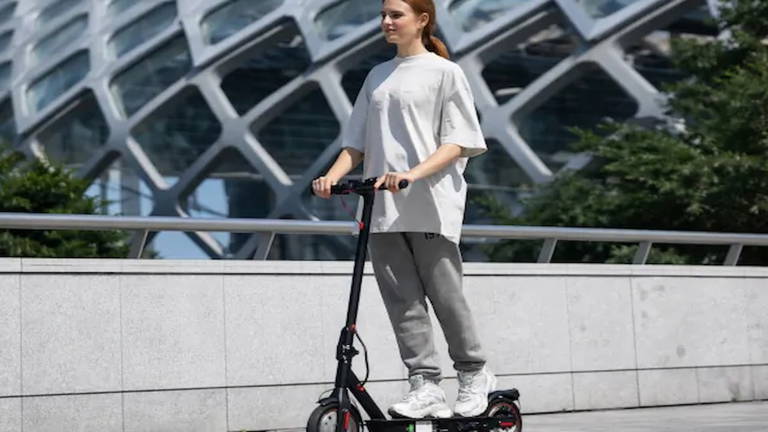 Autonomía de 30 kilómetros y un precio de locos: este patinete eléctrico tiene cientos de valoraciones perfectas y no cuesta ni 130 euros