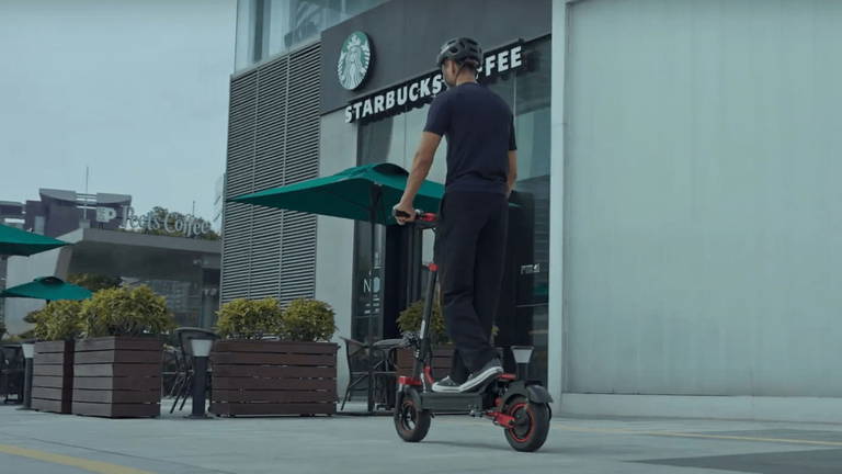 Autonomía para 65 kilómetros y potencia pico de hasta 1000 W: este patinete de iScooter baja de los 400 euros por primera vez