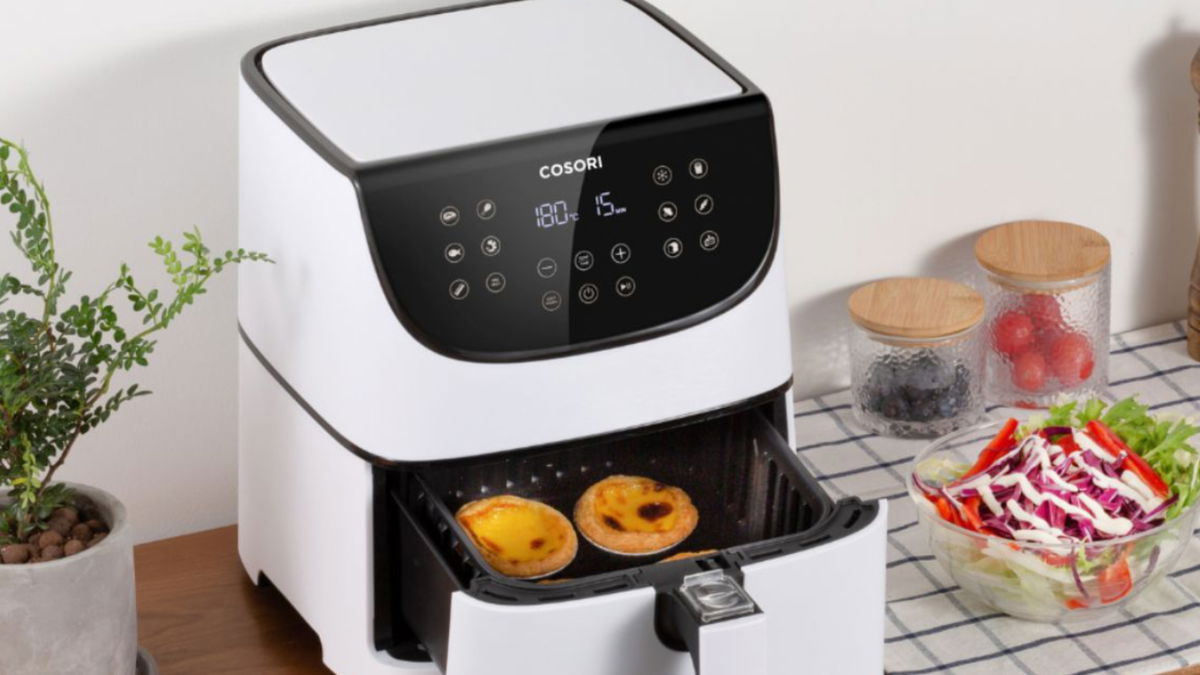 Cosori lleva años dominando el sector de las air fryers: este modelo se ha agotado en (casi) todas las tiendas pero ahora ha vuelto con una oferta imbatible