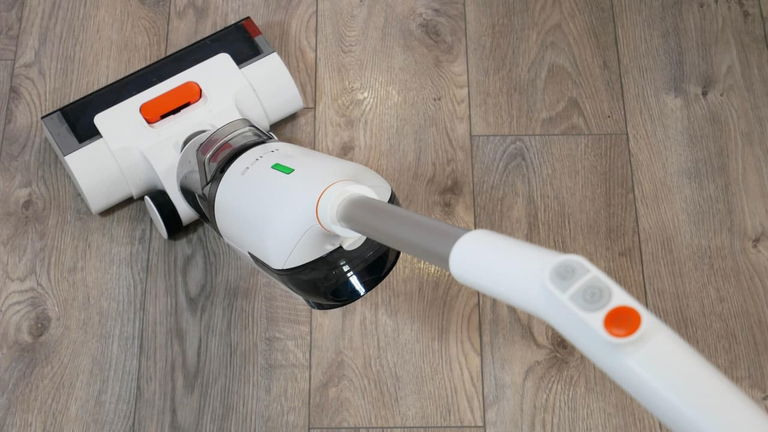 Por 80 euros no vas a encontrar un fregona inteligente como esta: aspira, friega el suelo y se limpia sola