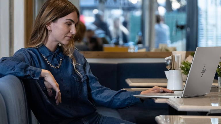 Portátil convertible premium con Intel Ultra, OLED 3K, 32 GB de RAM y 1TB SSD, a mínimo histórico