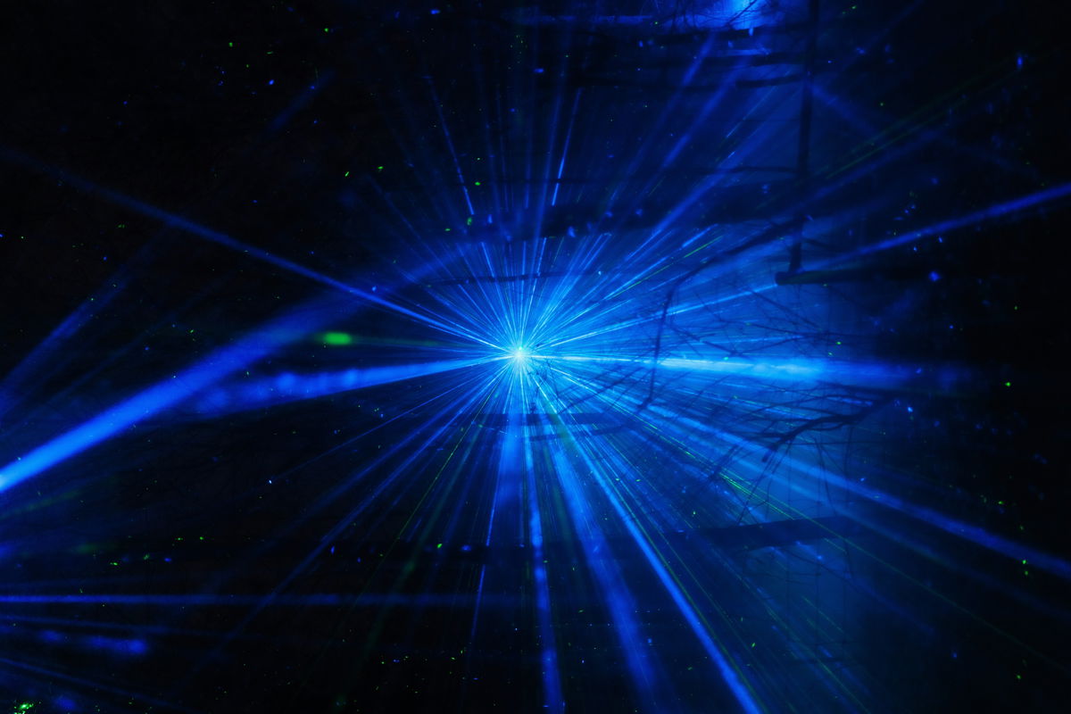 Tu WiFi se corta con las paredes, este láser no: usan luz ultravioleta invisible para transmitir datos rebotando en la propia atmósfera