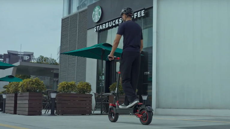 Acelera sin miedo con el iX5s, frenos de disco, amortiguadores dobles y batería duradera que hace que los baches sean solo detalles