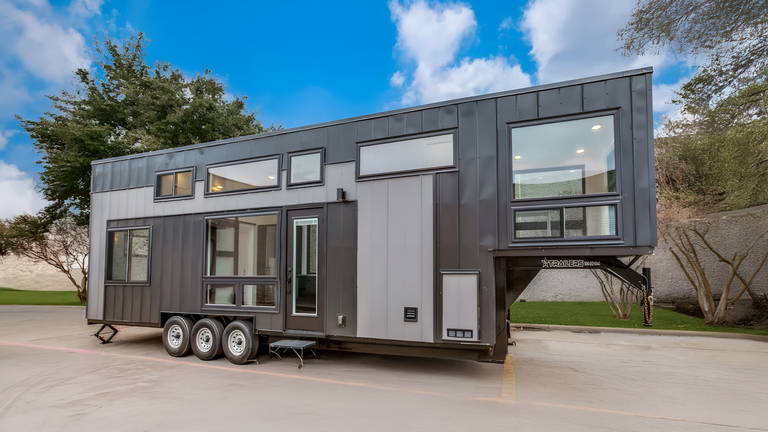 El salón va arriba y la cama abajo: el extraño diseño "del revés" de esta casa prefabricada tiene todo el sentido del mundo