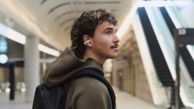 Sony lanza los LinkBuds Clip con tres modos de escucha y control táctil