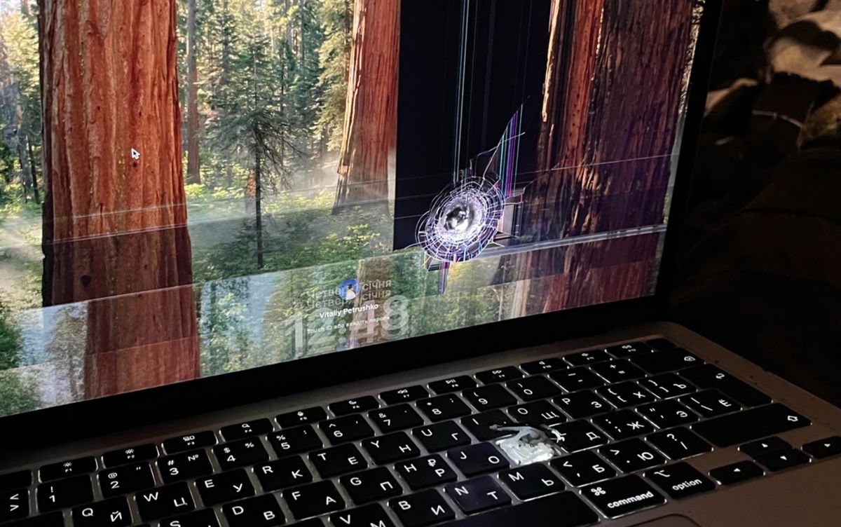 Este MacBook Air recibió un impacto poderoso de bala y siguió funcionando, su dueño es un soldado ucraniano