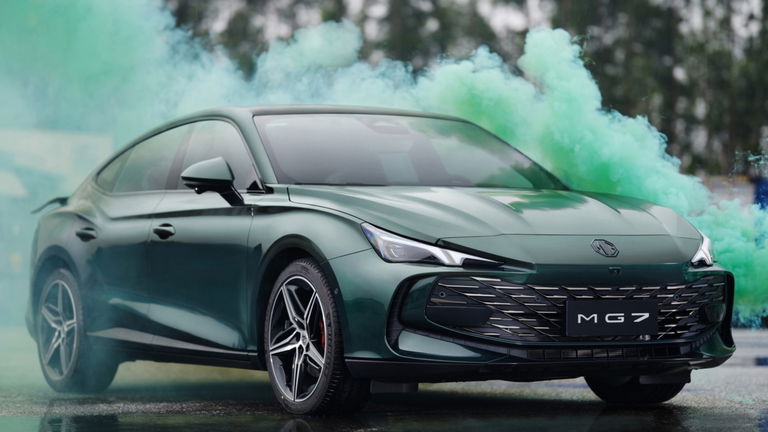 Cuesta lo que un utilitario, pero lleva IA y alerón móvil: así es el nuevo MG7 que quiere romper el mercado