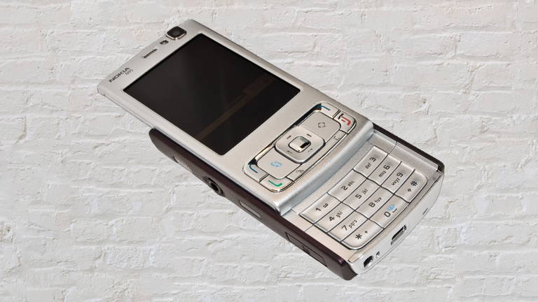 Compró un Nokia N95 cuando era el rey del mercado y le acaba de llegar hoy: el 'unboxing' más surrealista ha tardado 16 años