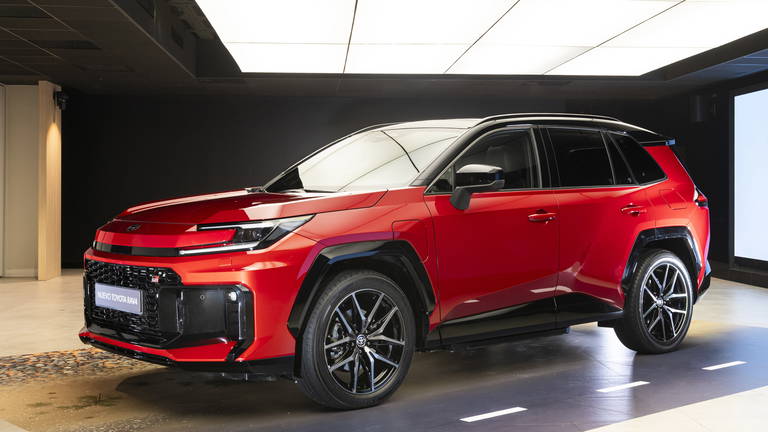 Nuevo Toyota RAV4: la sexta generación del superventas estrena 100 km de autonomía eléctrica desde 43.500 euros