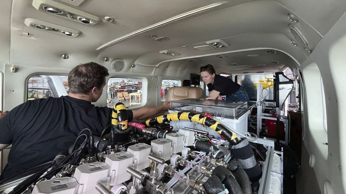 Paneles solares que funcionan de noche: la promesa de la "granja orbital" se acerca gracias a un exitoso test a 5 km de altura