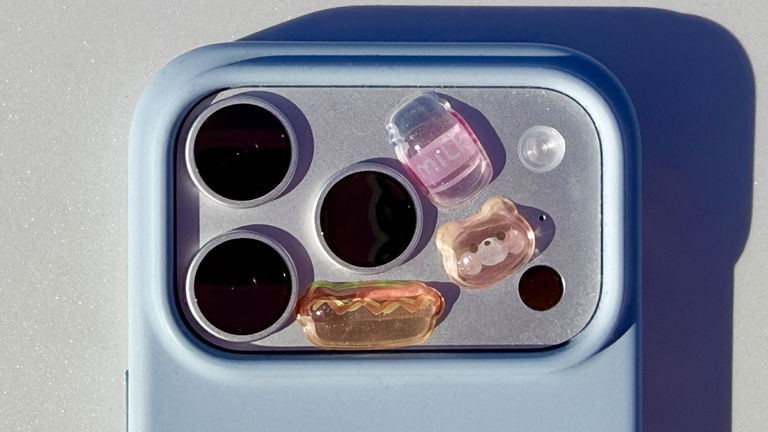 Ponerle pegatinas a la parte trasera del iPhone: la nueva moda viral que arrasa en redes