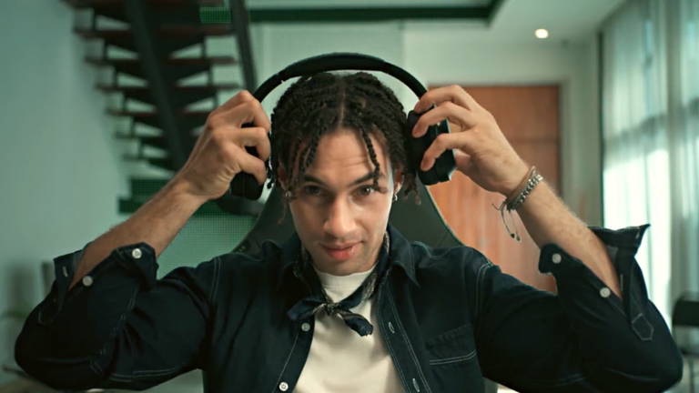 Razer quiere que lleves una IA en la cabeza que te traduce carteles y cuenta tus repeticiones en el gimnasio