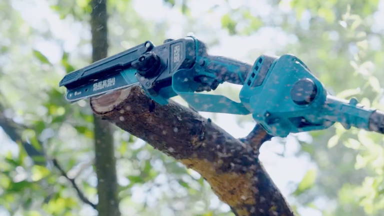 Esta mini motosierra recorta su precio: funciona a batería y viene con cortásemos y muchos accesorios