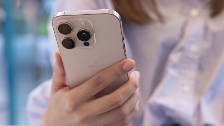 Ten cuidado si vuelas con tu iPhone: reportan casos de baterías que se hinchan