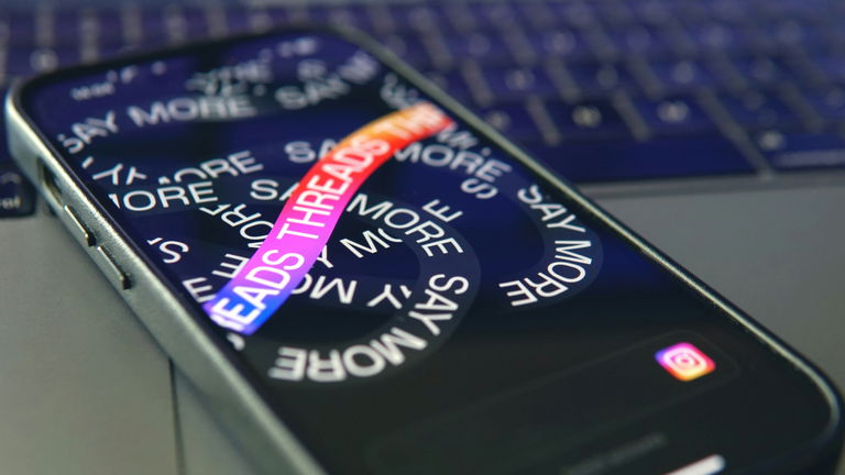 Nuevo golpe a Elon Musk: ya hay más gente entrando a Threads desde el móvil que a X