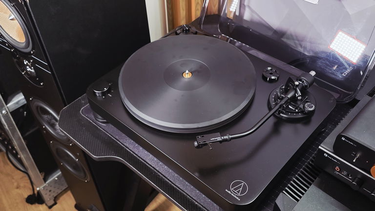 He pasado varias semanas con este plato en la oficina y ya no concibo el vinilo sin él: análisis del Audio-Technica AT-LP7X