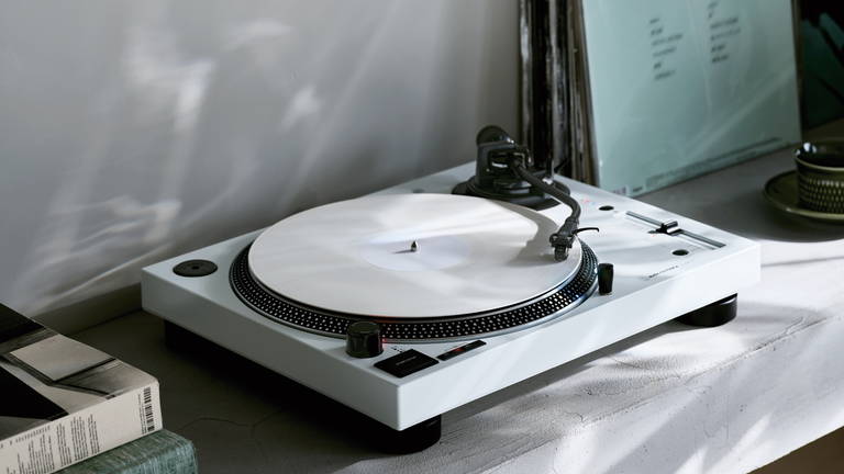 Audio-Technica viste de blanco uno de sus tocadiscos más populares: así es el nuevo look del AT-LP120XBT-USB