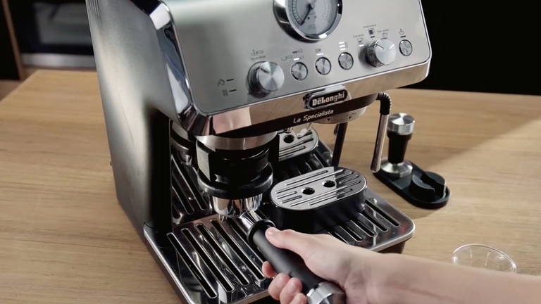 Convierte tu cocina en una cafetería de especialidad con esta cafetera superautomática preciosa y muy funcional