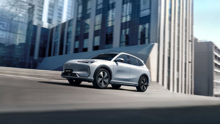 Geely desembarca oficialmente en España: el gigante chino llega en la primera mitad de 2026 con un SUV eléctrico y un híbrido enchufable de 900 km de autonomía