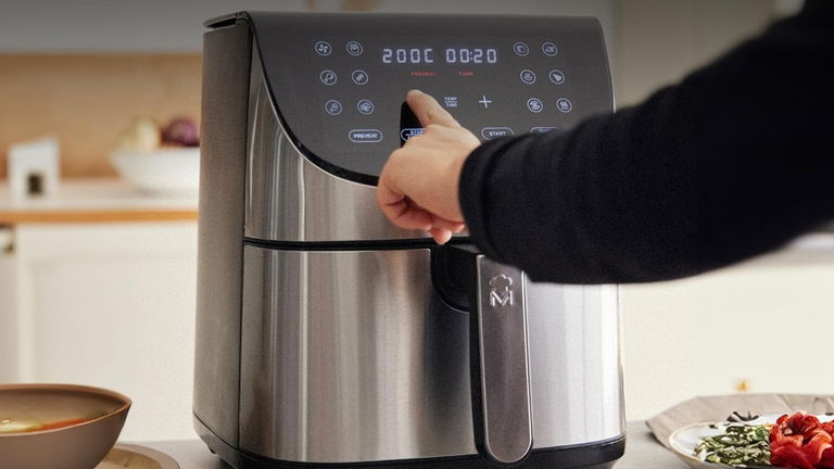 A mitad de precio esta freidora de aire de 7 litros, con pantalla táctil, 12 programas y un regalo