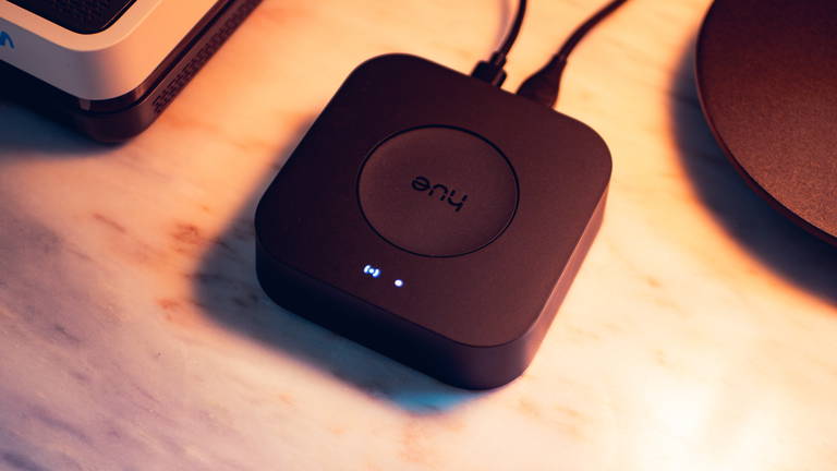 Este pequeño dispositivo de menos de 100 euros ha solucionado el caos de luces inteligentes de mi casa