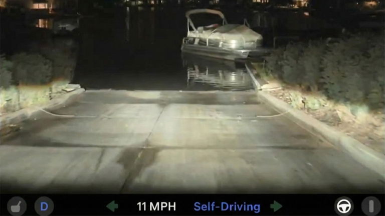 Pagas 99 dólares al mes para que tu coche intente tirarte a un lago: el último vídeo viral que deja en evidencia el piloto automático de Tesla