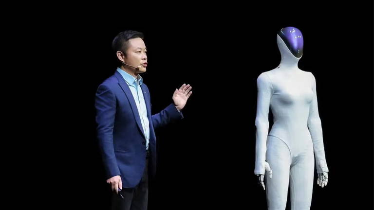 Un robot humanoide se vuelve loco en medio de una demostración y acaba estampándose contra el suelo