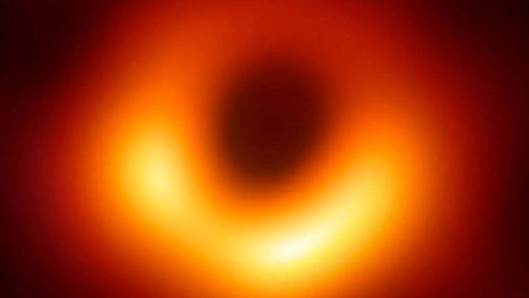 Algo se esconde en el corazón de nuestra galaxia y sería más oscuro que un agujero negro