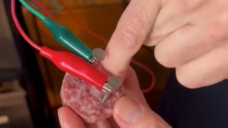 El experimento más absurdo: usan embutido para almacenar archivos porque "los SSD están caros"