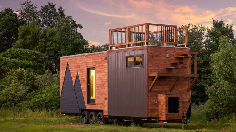 La pequeña casa prefabricada que se expande: tiene la terraza en el tejado